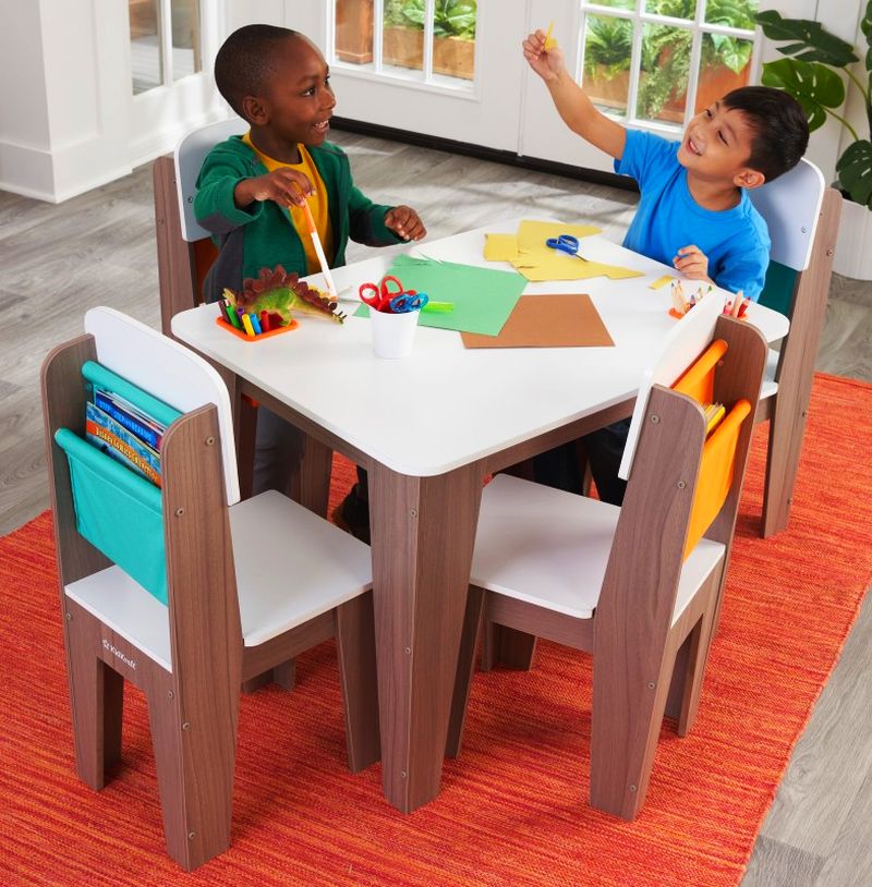 Kompaktowy zestaw stół z 4 krzesłami z drewna dla dzieci KidKraft – popielaty