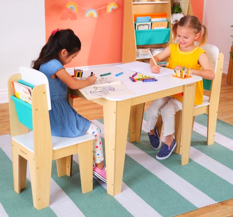 Kompaktowy zestaw stół z 2 krzesłami z drewna dla dzieci KidKraft – naturalny