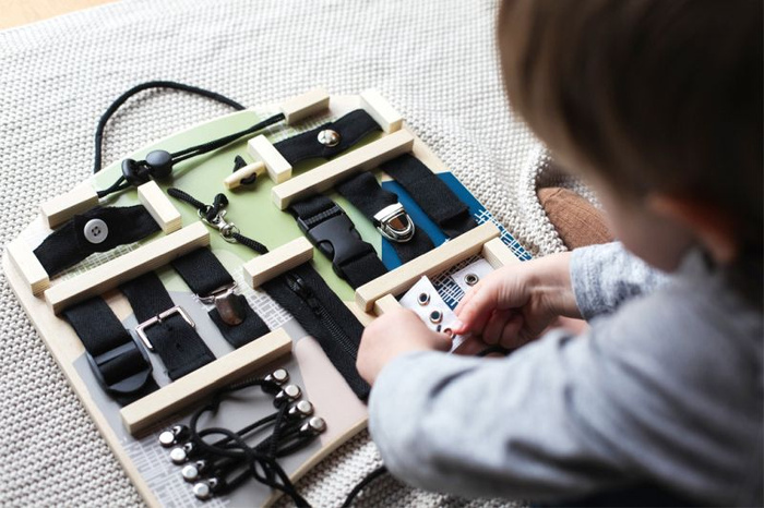 Tablica manipulacyjna sensoryczna aktywności ruchowej Czarne zatrzaski i wiązania 12391 Small Foot