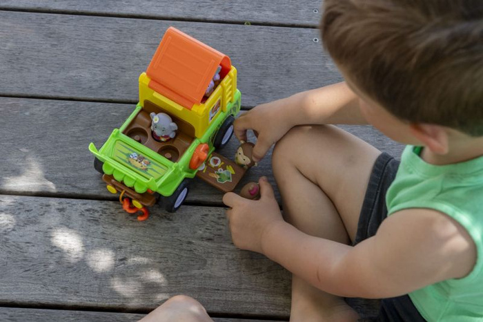 Jeep Safari otwierany samochód terenowy Klorofil 700221F w zestawie figurka kolekcjonerska Małpka