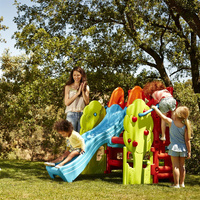 Plac Zabaw FEBER 09590 ze zjeżdżalnią ławeczką i stolikiem dla dzieci do kreatywnej zabawy Wood House