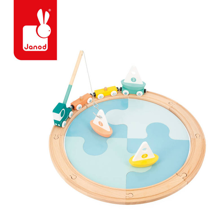 Kolejka dla dzieci pociąg drewniany z torami łódkami i makietą jeziora Bolid Janod J04629