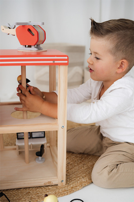 Duża remiza strażacka z helikopterem i akcesoriami Small Foot 12703 drewniane domki dla lalek