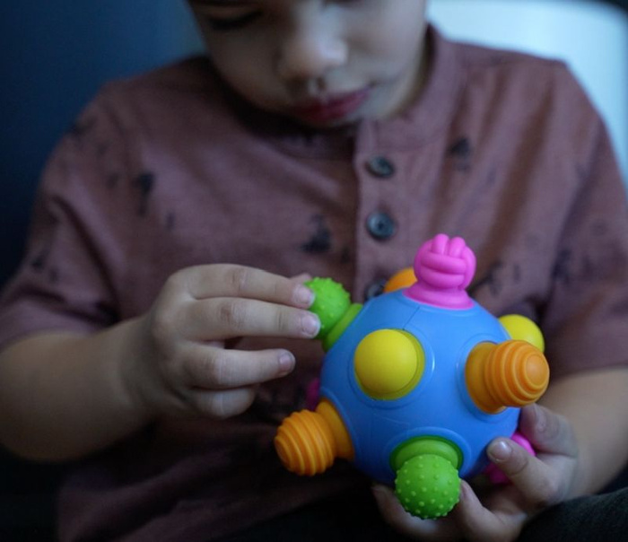 Woblii kula zabawka sensoryczna dla dzieci Mobi WOB1