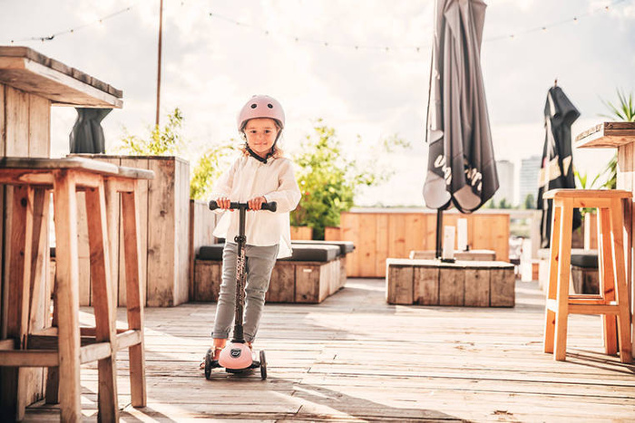 Zestaw SCOOTANDRIDE Kask + Highwaykick 3 LED hulajnoga składana ze świecącymi kółkami 3+ Rose