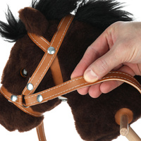 Brązowy koń na kiju z kółeczkami do zabawy w domu i plenerze Hobby Horse Mumbee 53300