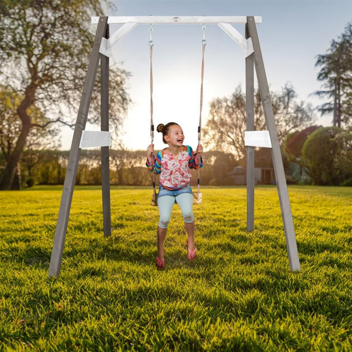 Drewniana szara Huśtawka z siedziskiem AXI A030.136.01 dla dzieci do ogrodowego placu zabaw