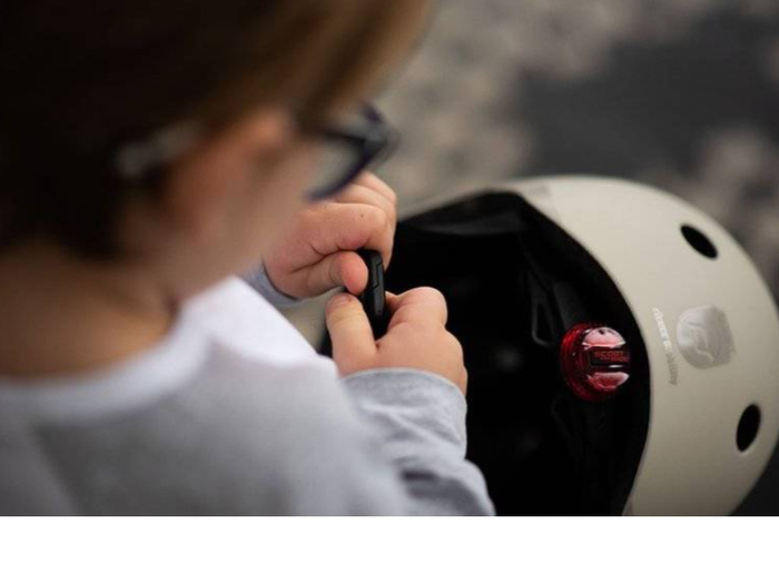 Zestaw SCOOTANDRIDE Kask + Highwaykick 3 LED hulajnoga składana ze świecącymi kółkami 3+ Ash