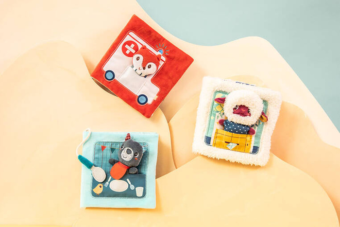 Książeczka aktywizująca z miniprzytulanką Dobranoc Owieczka Yvon Lilliputiens 83536