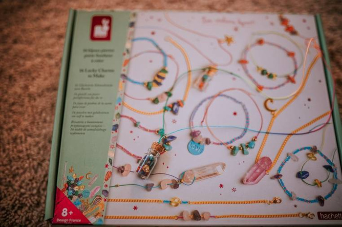 Zestaw kreatywny do tworzenia biżuterii z kamieniami przynoszącymi szczęście Janod J07938