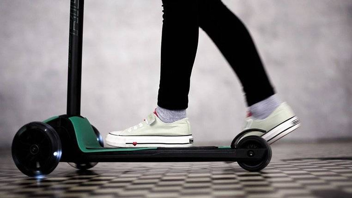 Zestaw SCOOTANDRIDE Kask + Highwaykick 5 LED Hulajnoga trójkołowa balansowa ze świecącymi kółkami 5+ Forest