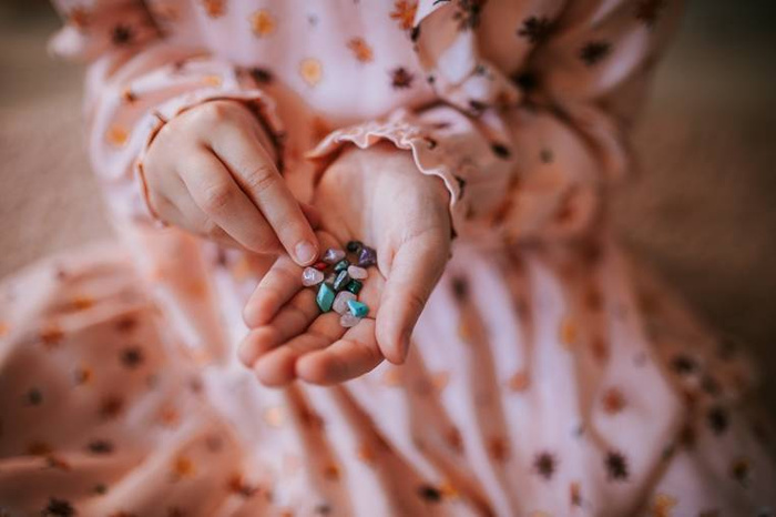 Zestaw kreatywny do tworzenia biżuterii z kamieniami przynoszącymi szczęście Janod J07938