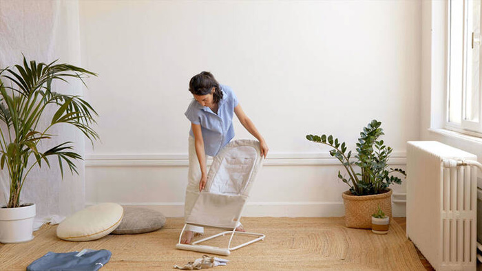 Leżaczek bujaczek składany Eazy Relax Greige Beaba 915056