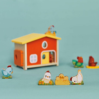 Drewniany domek z sorterem Farma Mój pierwszy kurnik J03311 Janod