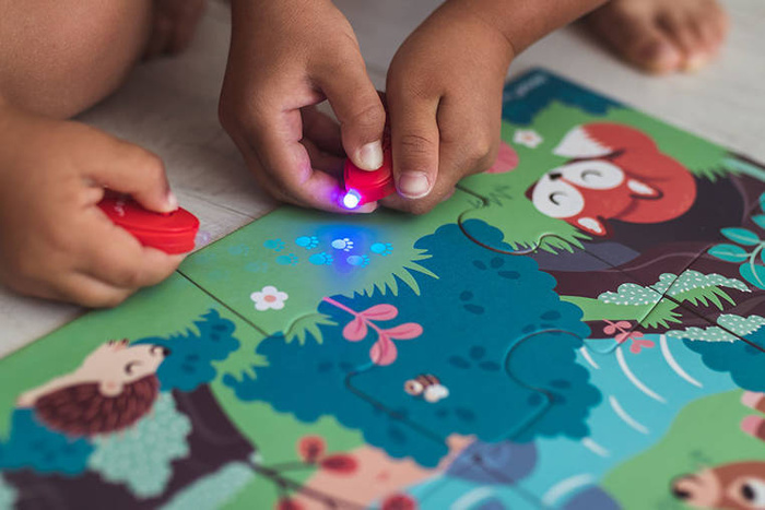 Świecące puzzle z mini-lampką UV Las 24 elementy 3+ Janod J02653