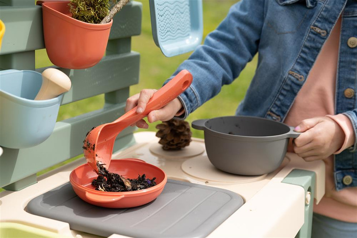 Kuchnia do zabawy wodą i piaskiem Smoby 840208 Life z akcesoriami do aktywności na świeżym powietrzu