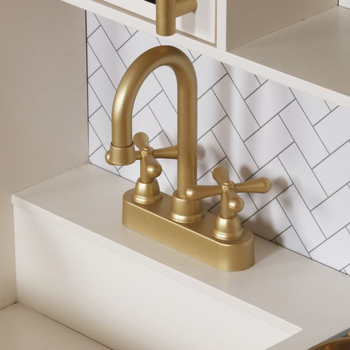 Drewniana kuchnia dla dzieci z płytą indukcyjną światłem i dźwiękiem oraz złotymi akcesoriami