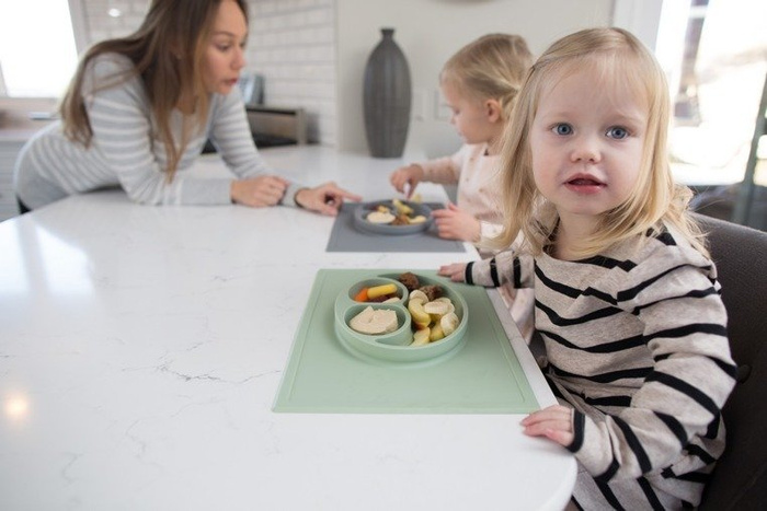 EZPZ Silikonowy talerzyk z podkładką 2w1 Happy Mat pastelowa zieleń EUHMS001- EZPZ, naczynia dla dzieci