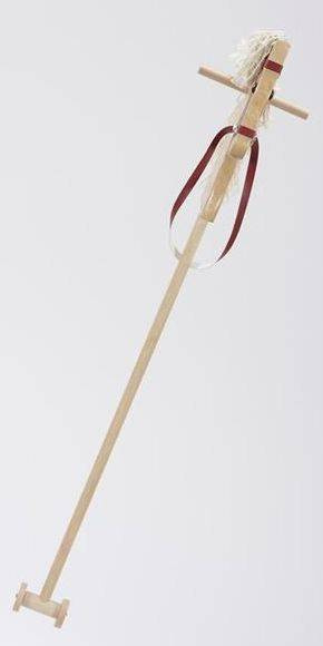 Drewniany koń na kiju z kółeczkami do zabawy w domu i plenerze Hobby Horse Mumbee 53306