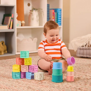 Klocki sensoryczne i miękkie kubeczki 2w1 Stackin’ Squishies 17 elementów B.Toys BX2401Z