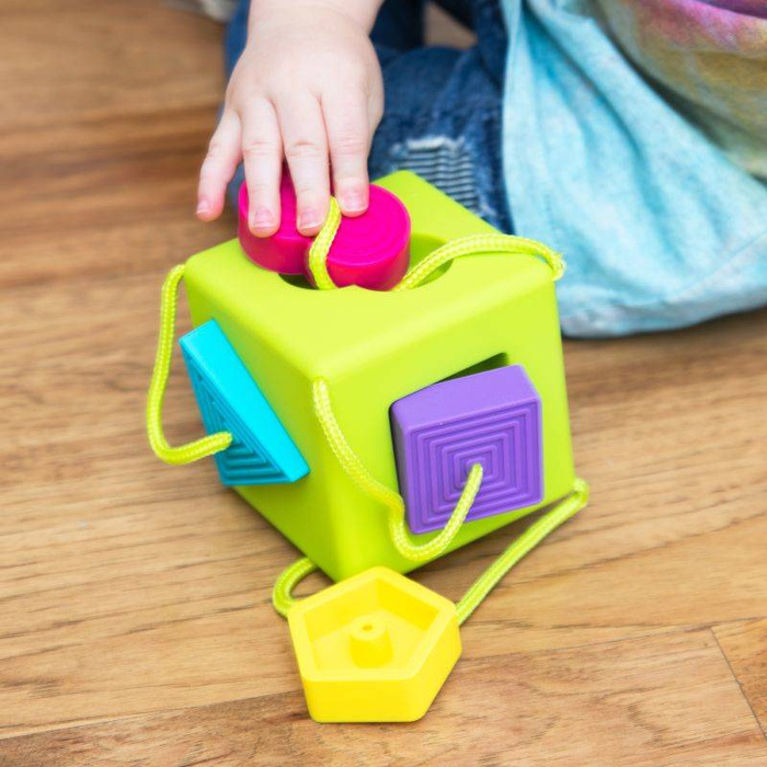 Dopasowywanie kształtów Kostka Sorter OombeeCube FA120-1 Fat Brain Toys, zabawki motoryczne