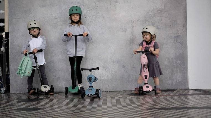 Zestaw SCOOTANDRIDE Kask + Highwaykick 5 LED Hulajnoga trójkołowa balansowa ze świecącymi kółkami 5+ Ash