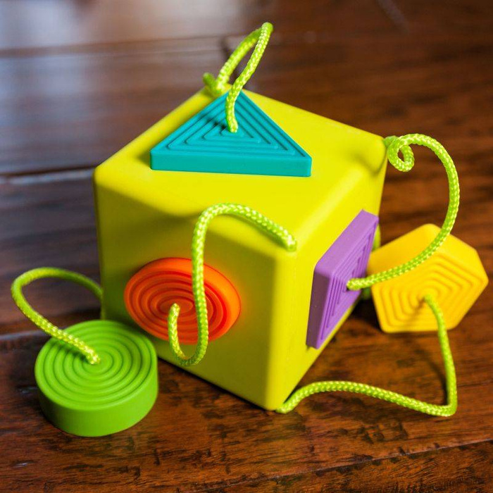 Dopasowywanie kształtów Kostka Sorter OombeeCube FA120-1 Fat Brain Toys, zabawki motoryczne
