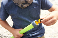 Dmuchawka dla dzieci oraz 4 strzałki z przyssawkami Green&Go HB303428-Haba Terra Kids, zabawy w plenerze