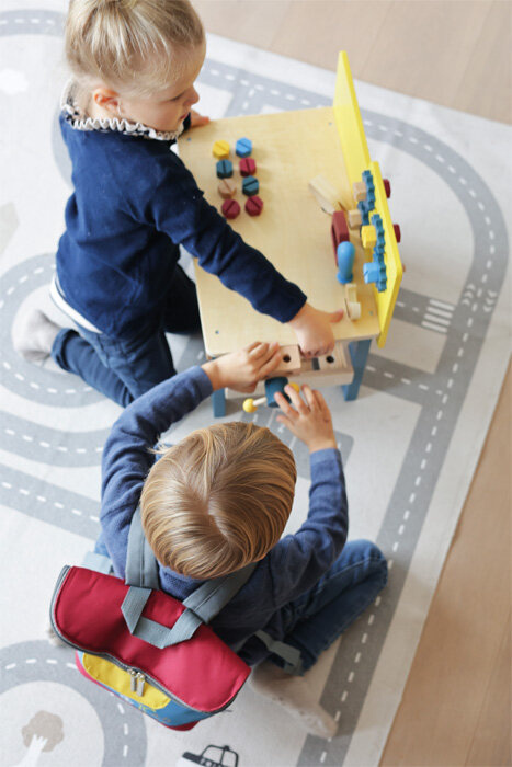 Wielofunkcyjny drewniany stół warsztatowy z imadłem i schowkiem Workshop Small Foot 12558 narzędzia dla dzieci