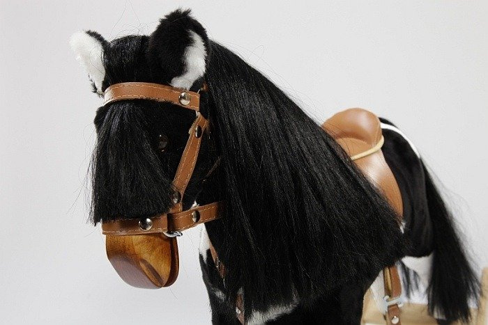 Łaciaty koń na biegunach Miłka, zabawka dla trzylatka