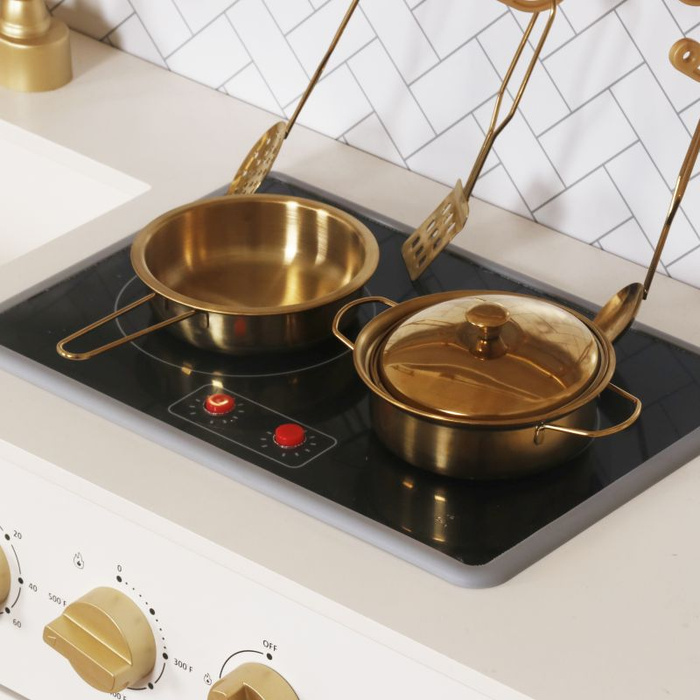 Drewniana kuchnia dla dzieci z płytą indukcyjną światłem i dźwiękiem oraz złotymi akcesoriami