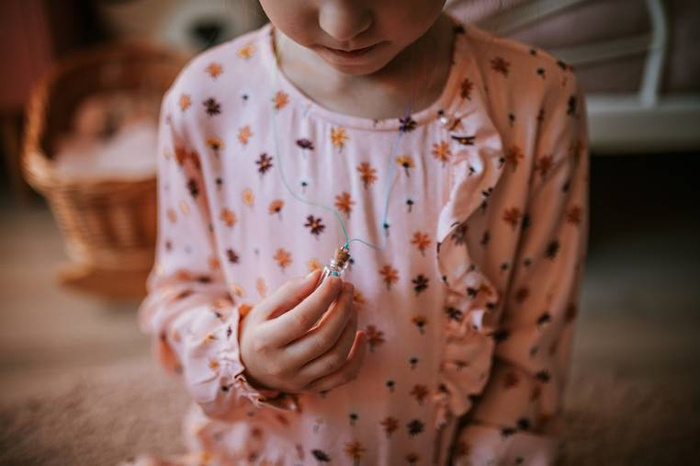 Zestaw kreatywny do tworzenia biżuterii z kamieniami przynoszącymi szczęście Janod J07938