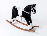 Czarny koń dla dzieci z jasnym siodłem, koń na biegunach