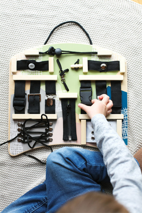 Tablica manipulacyjna sensoryczna aktywności ruchowej Czarne zatrzaski i wiązania 12391 Small Foot