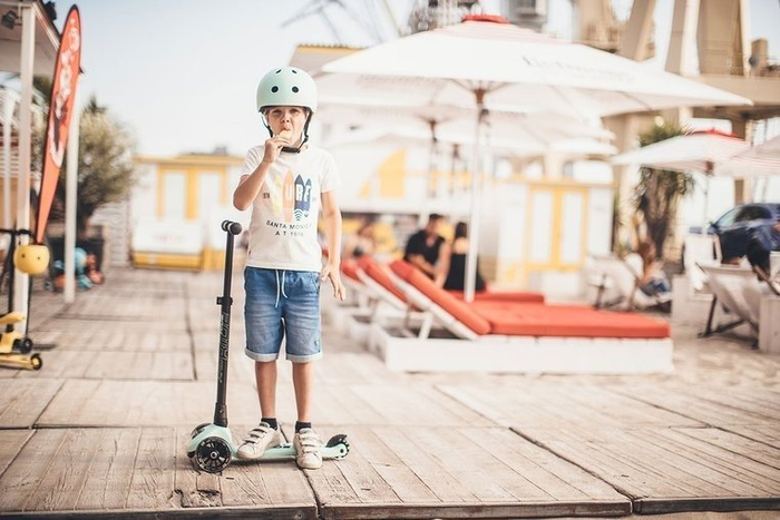 Zestaw SCOOTANDRIDE Kask + Highwaykick 3 LED hulajnoga składana ze świecącymi kółkami 3+ Kiwi