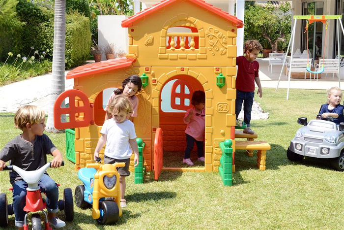 Domek ogrodowy Super Villa FEBER 13047 ze stolikiem i ławeczkami do aktywnej zabawy dla dzieci