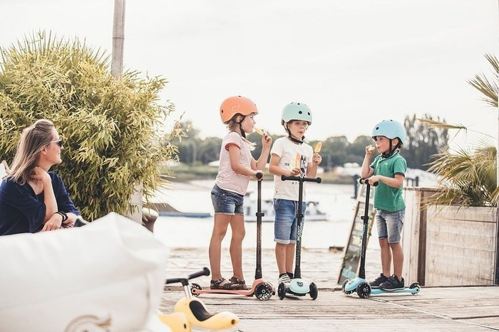 Zestaw SCOOTANDRIDE Kask + Highwaykick 3 LED hulajnoga składana ze świecącymi kółkami 3+ Blueberry