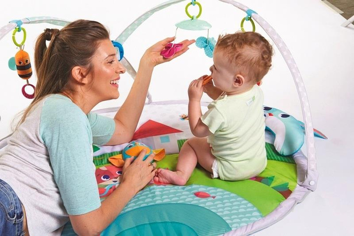 Mata edukacyjna z pałąkami i zabawkami interaktywnymi dla niemowląt Zabawa na łące Tiny Love TL1205006830