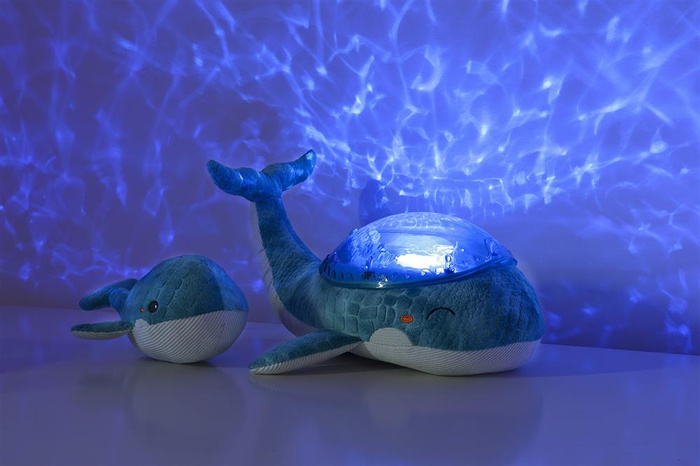 Lampka z projektorem i grzechotką Wieloryb niebieski Tranquil Whale™ Blue Family Cloud b® CLTT-7901-WB