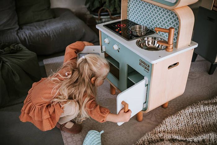 Dwustronna drewniana kuchnia z pralką 2w1 z dźwiękiem światłem LED i 8 akcesoriami Janod J06594