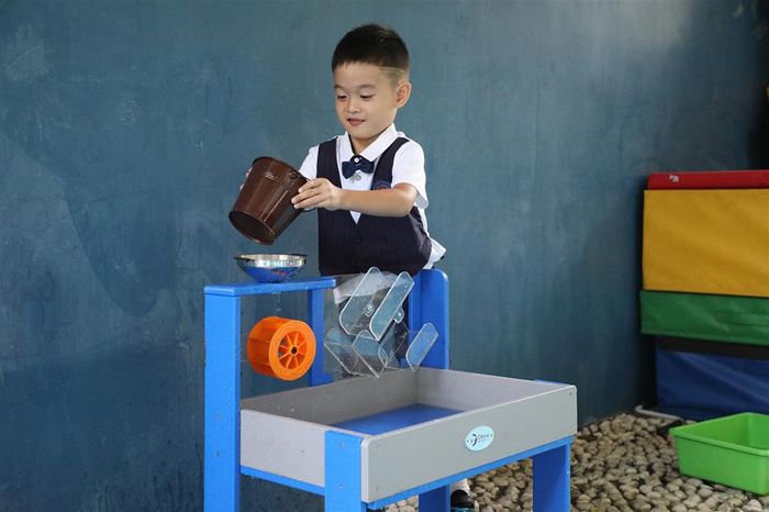 Stolik do eksperymentów CLASSIC WORLD EDU CW70803 Zestaw doświadczeń dla dzieci wodą i piaskiem 2w1