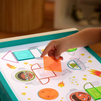 Podświetlany stolik dla dzieci do rysowania 71 elementów Look & Shine B.Toys BX2604Z zabawki edukacyjne