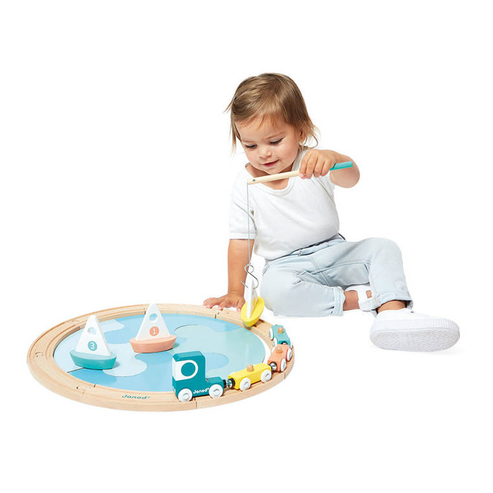 Kolejka dla dzieci pociąg drewniany z torami łódkami i makietą jeziora Bolid Janod J04629