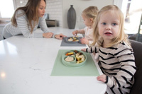 EZPZ Silikonowy talerzyk z podkładką 2w1 Happy Mat pastelowa zieleń EUHMS001- EZPZ, naczynia dla dzieci