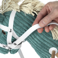 Turkusowy koń na kiju z kółeczkami do zabawy w domu i plenerze Hobby Horse Mumbee 53304