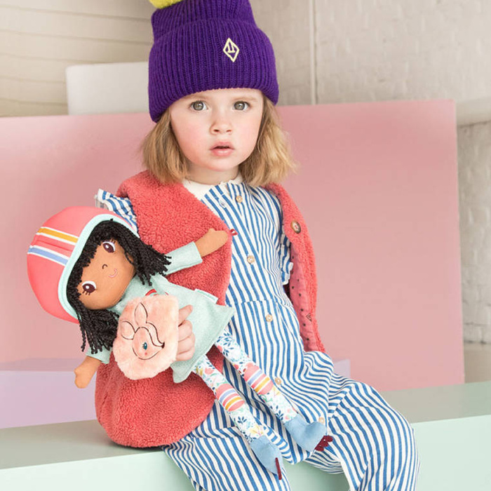 Lalka przytulanka z torebką i kaskiem skaterka Liza 43cm wysokości 83488 LILLIPUTIENS