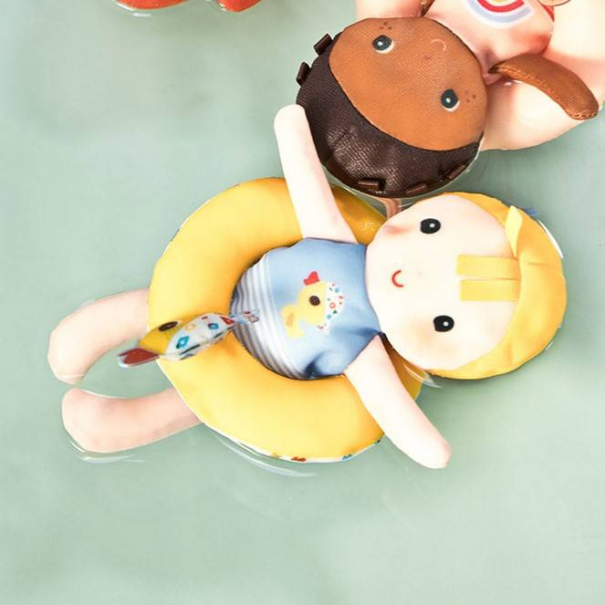 Laleczka do kąpieli z kółkiem w komplecie zabawa w wodzie Gaspard 83423 Lilliputiens