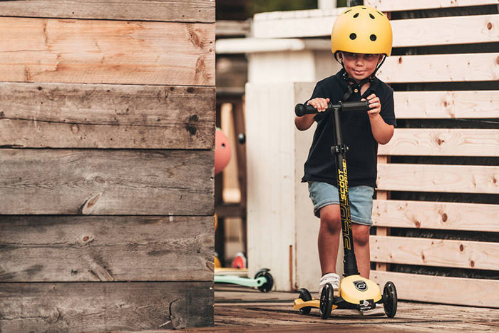 Zestaw SCOOTANDRIDE Kask + Highwaykick 3 LED hulajnoga składana ze świecącymi kółkami 3+ Lemon