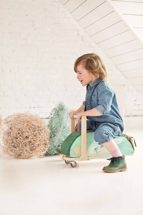 Drewniany jeździk 2 w 1 z miękkim siedziskiem i torebką Smok Joe 12 m+ 83466 LILLIPUTIENS