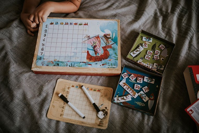 Gra w okręty „Piraci”, JND02835-Janod, gry dla dzieci, zabawki z tektury